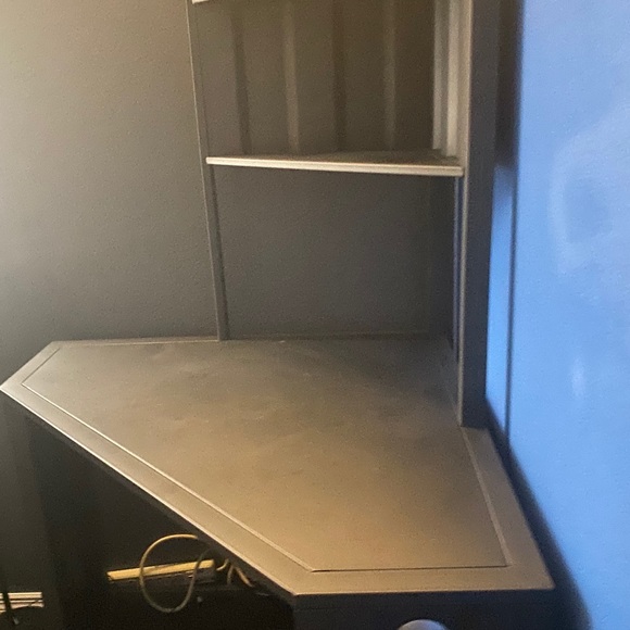 Corner desk - Picture 2 of 4